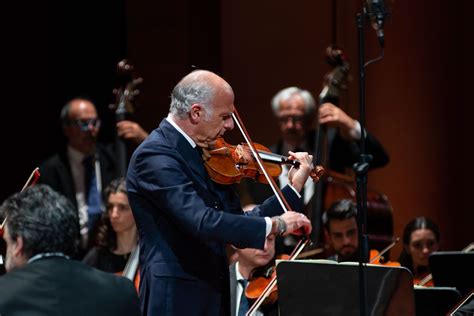 Il Concerto di Zéphyr: Melodie Celestiali e Un Pubblico Estasiato!